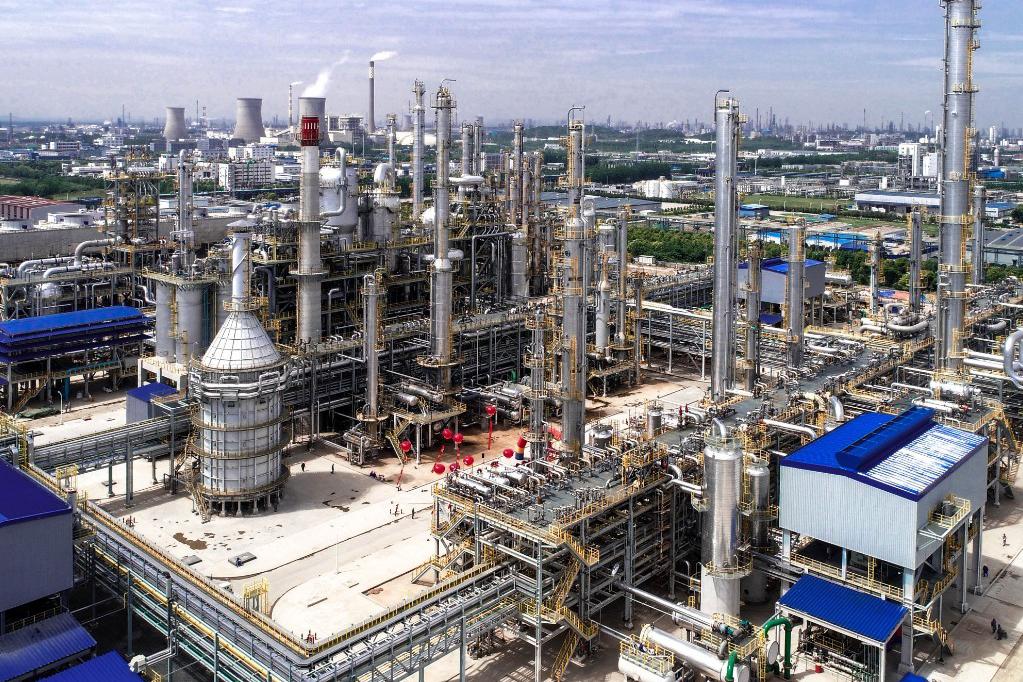中国化学工程成功吊装全球最重炼油设备再生器
