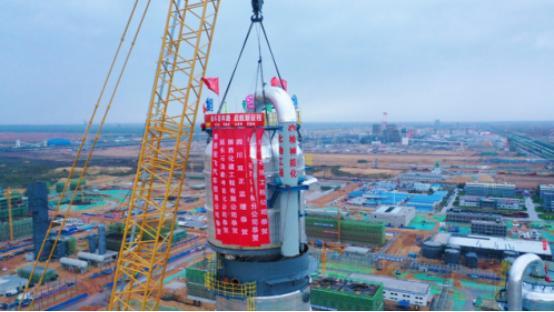 118米！延长石油50万吨/年煤基乙醇精制塔吊装封顶