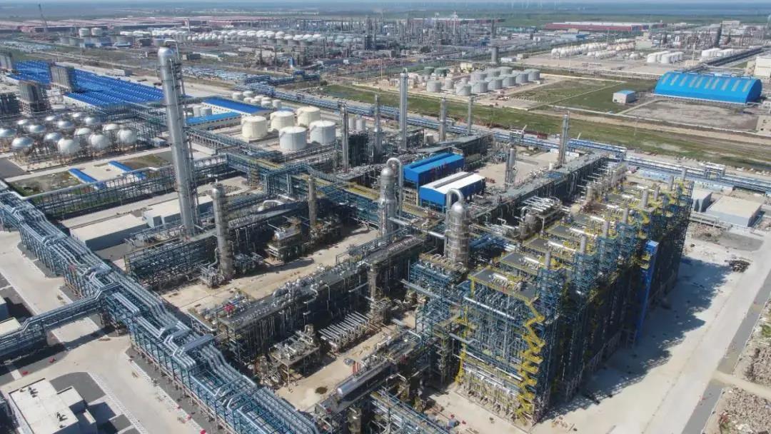 今天，投资26亿美元的大型石化厂在辽宁投产