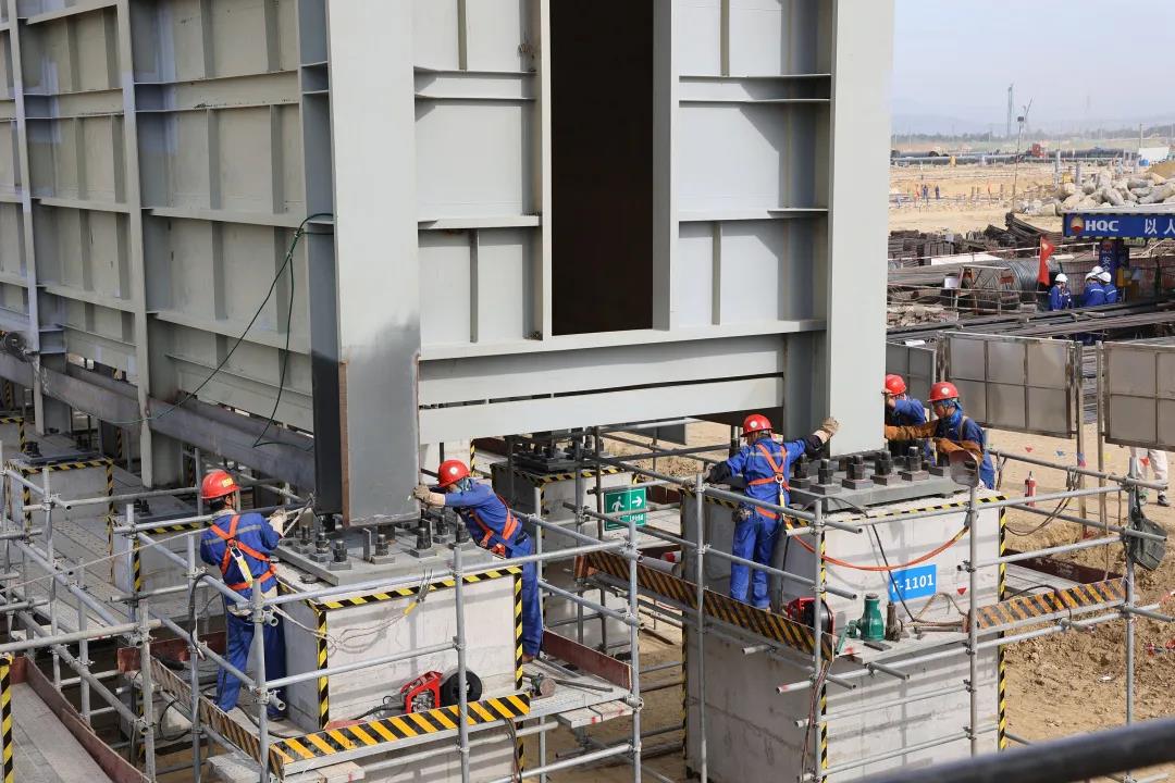 豪横！国内最大乙烯裂解炉辐射室“三天两吊” 劳动竞赛助力广东石化项目建设再提速