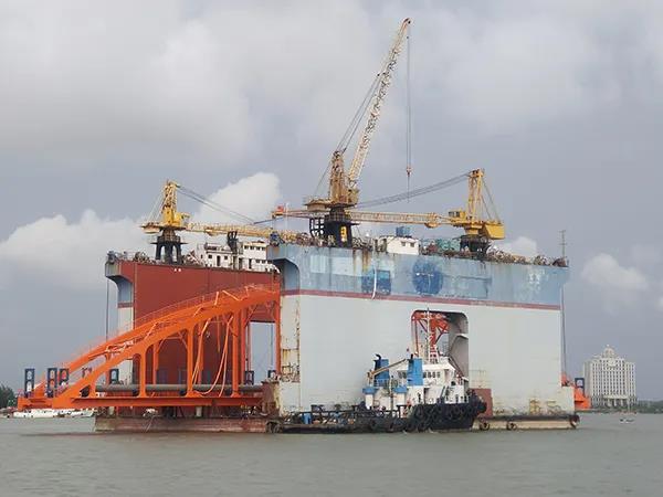  寰球工程公司钢引桥制造项目第三榀桥成功装船发货