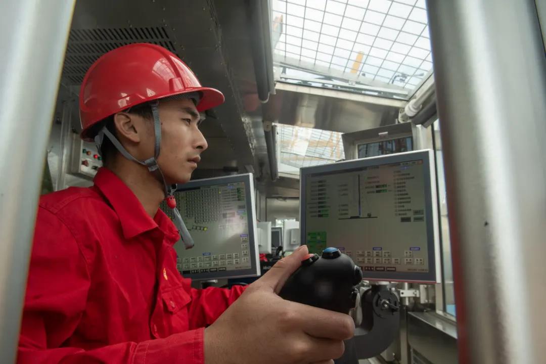 振奋！中国首套“一键式”人机交互7000米自动化钻机投入工业性试验