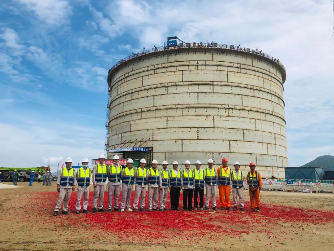 中国五环承建的东华能源低温罐区项目气压升顶成功