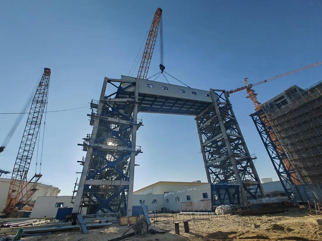 广东石化石油焦制氢装置首段栈桥吊装就位