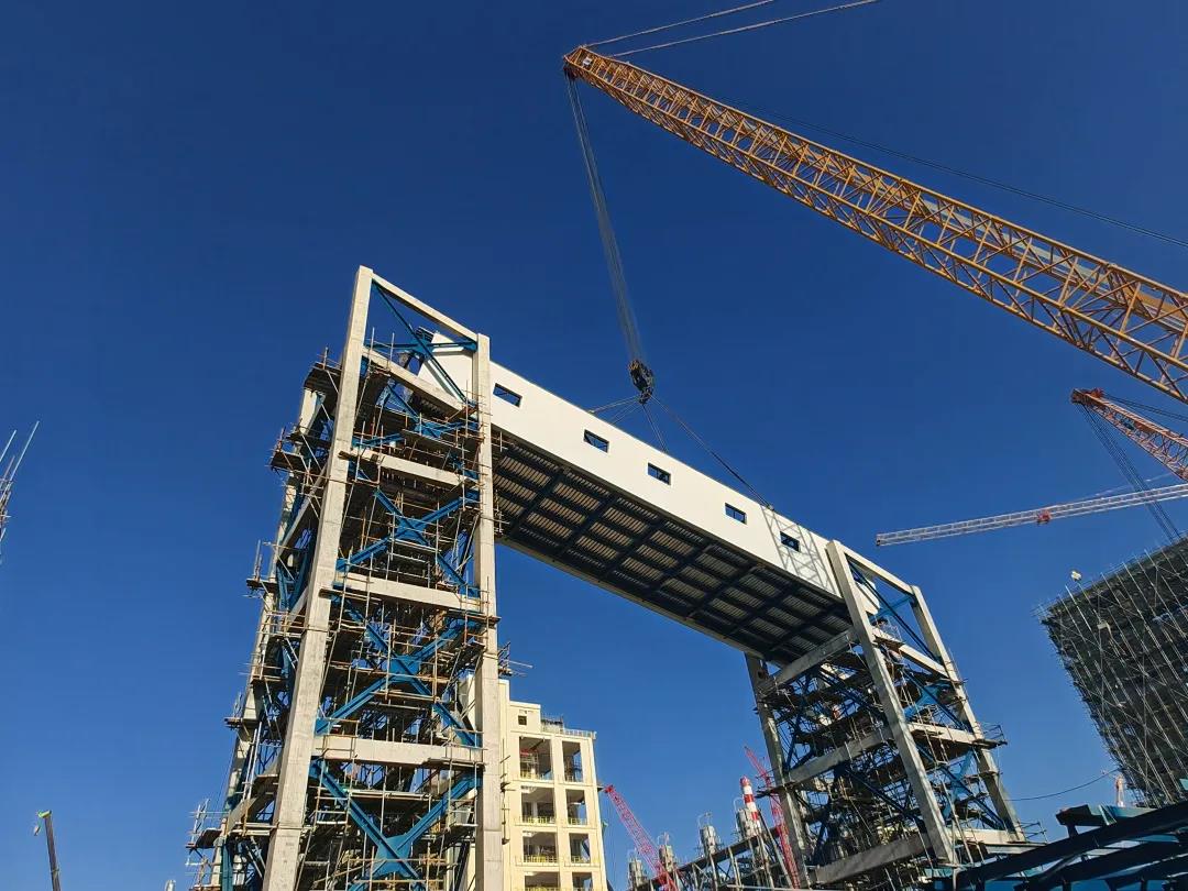 广东石化石油焦制氢装置首段栈桥吊装就位