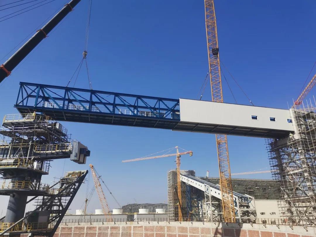 寰球工程公司广东石化石油焦制氢装置最大跨度输煤栈桥吊装就位