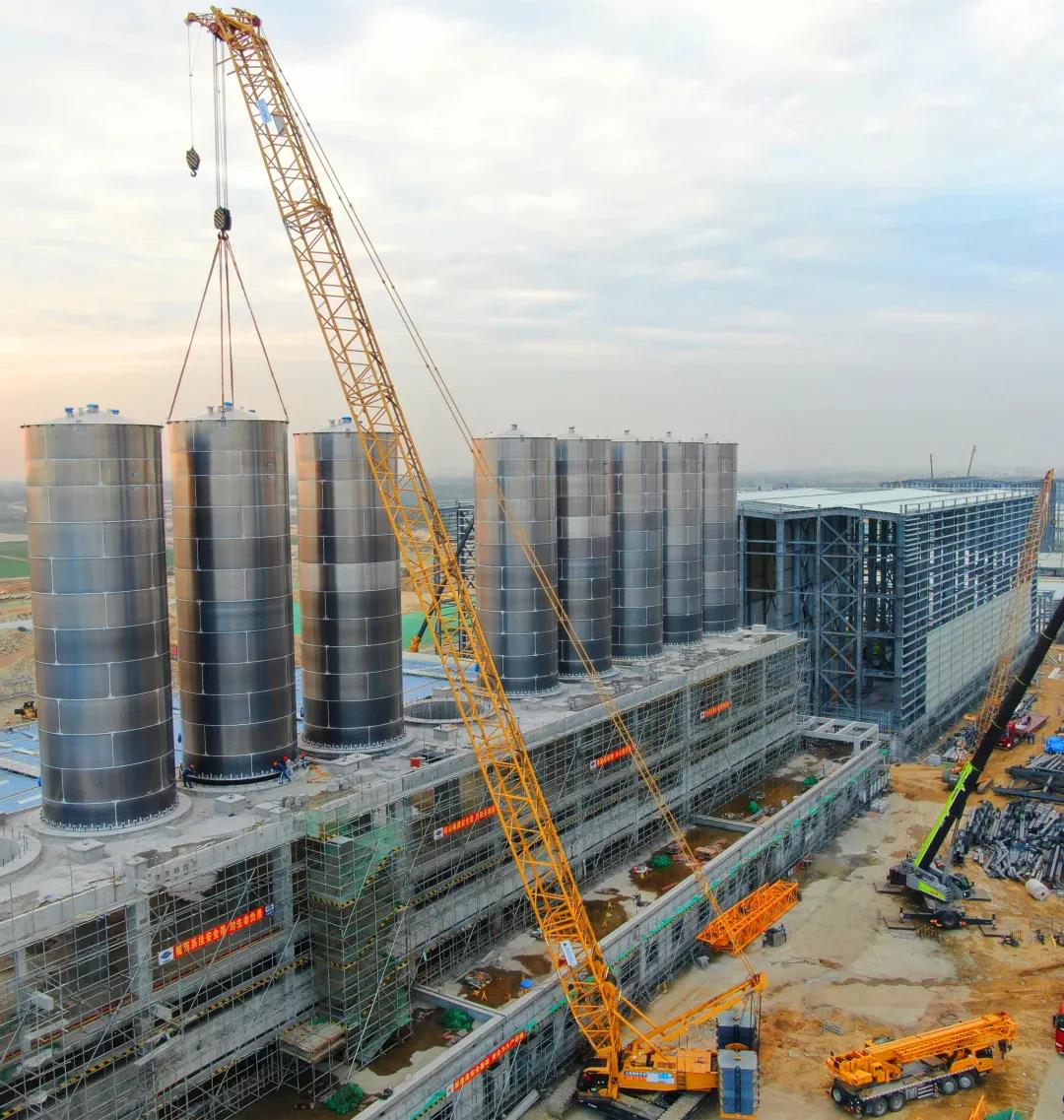寰球工程公司广东石化聚烯烃库房12台料仓全面安装就位
