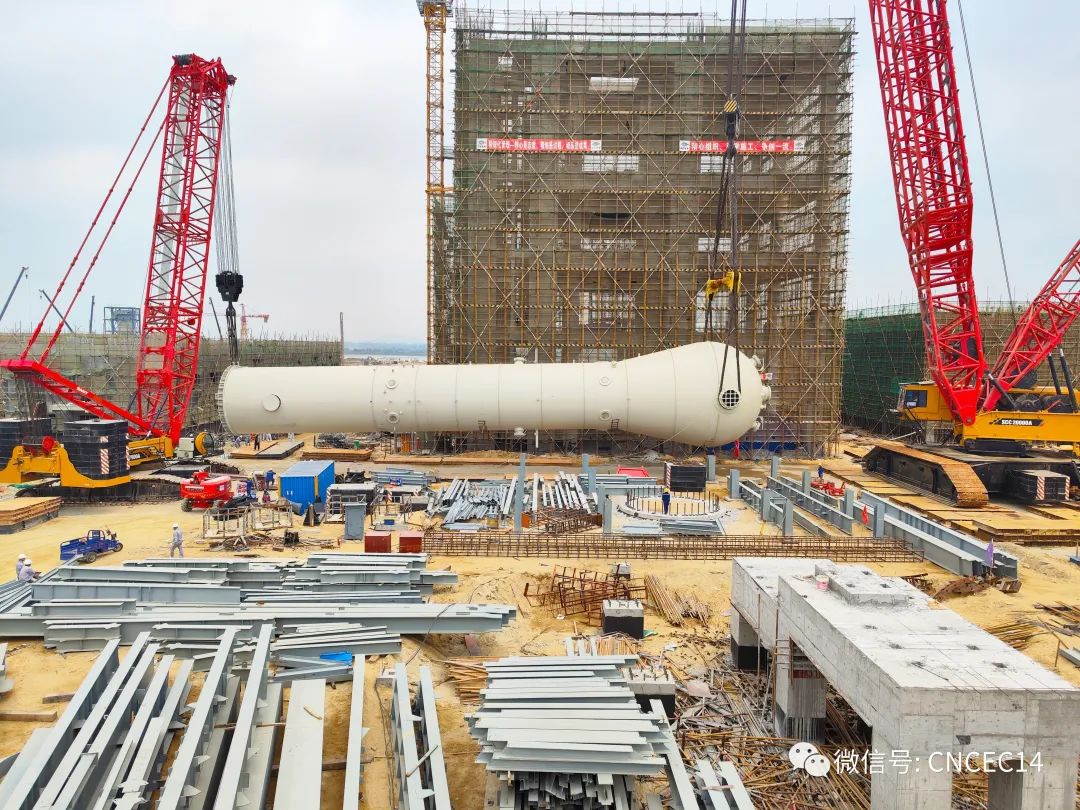 “巨型金刚”起立！东华能源（茂名）项目大型设备吊装首战告捷