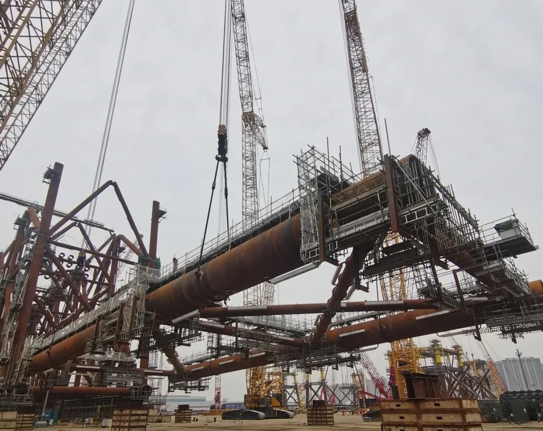 陆丰12-3油田开发项目井口平台导管架完成中心桁架封顶吊装