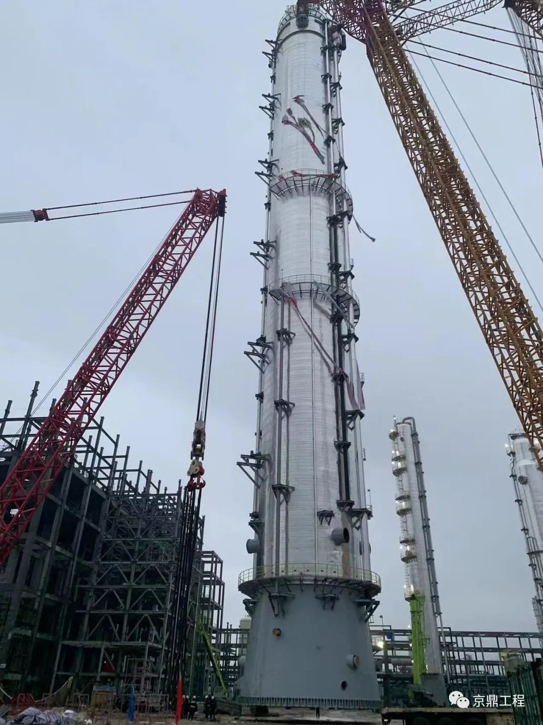 泉州国亨化学有限公司66万吨/年PDH及45万吨/年PP项目丙烯-丙烷分离塔顺利吊装就位