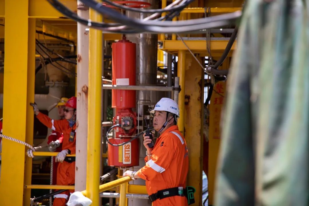 海油工程完成南海首次FPSO大型模块吊装就位
