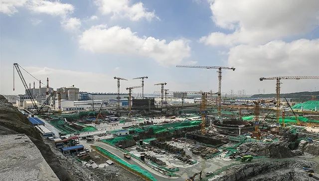 实探全球最大在运在建核电基地，7号机组“干保护”已吊装就位