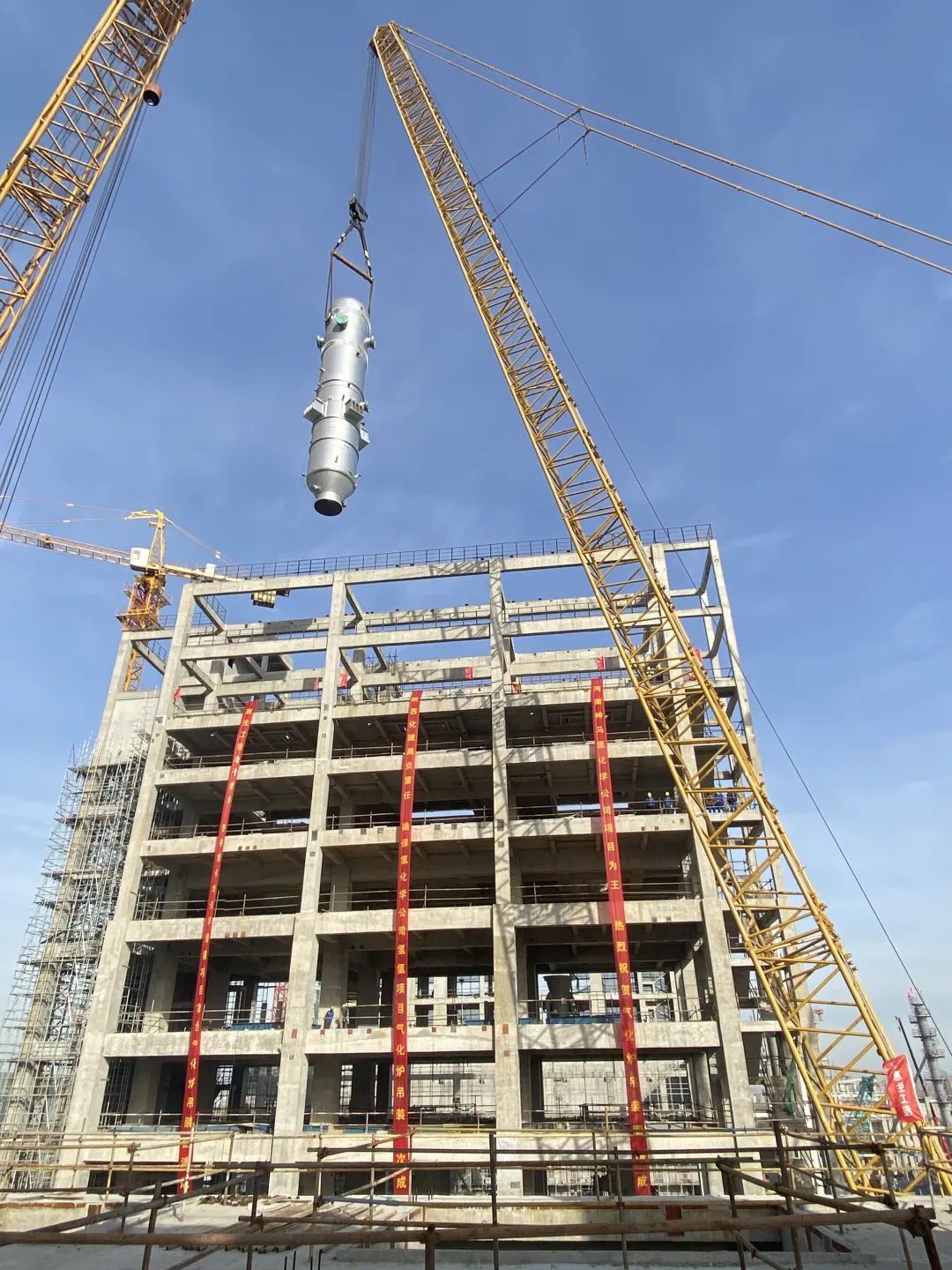 河南神马氢氨项目首台气化炉吊装成功