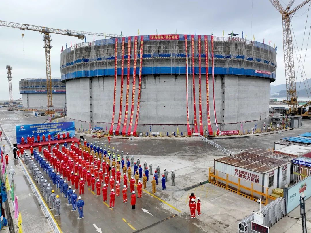 国内首座下沉式LNG储罐升顶成功