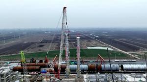 全球最大规模安徽碳鑫科60万吨/年煤基乙醇项目超百吨大塔顺利吊装